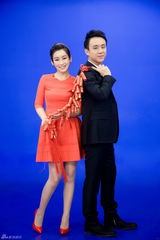 秦海璐刘涛红裙美颜喜洋洋 骏起菲阳齐贺年(图)