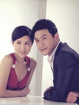 幻灯图：陆毅鲍蕾拍居家大片 家中嬉戏温馨呈现