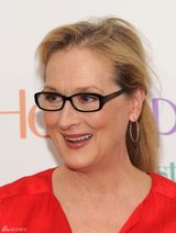 组图：斯特里普大红裙出席《希望温泉》首映