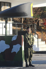 高清图：韩星朱智勋正式退役 500粉丝不畏严寒迎接