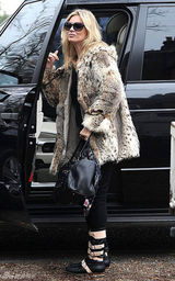 组图：超模凯特-莫斯现身伦敦新家皮草大衣贵气