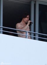 组图：汤姆-克鲁斯半裸载歌载舞 泳池玩水仍绅士