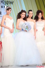 组图：李毓芬婚纱装亮相 笑容甜美妩媚动人