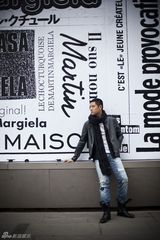 组图：任重街拍照曝光游走城市间