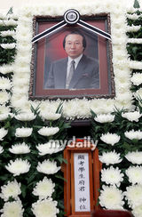 幻灯图：崔佛岩金美花吊唁已故搞笑明星白南峰