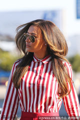 组图：娜娅-里维拉清新亮相 超短热裤秀美腿