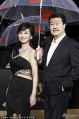 组图：赵雅芝黄锦燊夫妇恩爱亮相电影节红毯