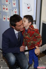 组图：古天乐破歌喉挑战歌舞片 亲吻小孩逗趣