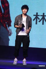 组图：林俊杰获票选人气男艺人 谢谢周杰伦相挺