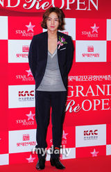 组图：张根锡金莎朗出席免税店活动 2PM帅气亮相