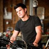 幻灯图集：《月食》新剧照曝光 三角恋依然延续