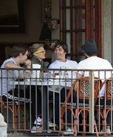 高清图：德鲁-巴里摩尔与男友用餐 频亲吻甜蜜非常