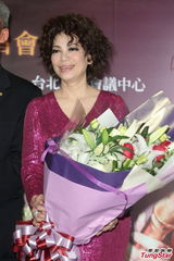 组图：蔡琴开唱猛操小腹 练马甲线向Jolin看齐