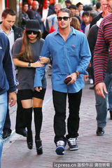 组图：Lady Gaga变身邻家女 紧搂男友