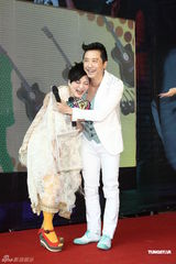 组图：庾澄庆开千万跑车贺新节目开播 小燕姐助阵