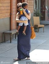 组图：桑德拉-布洛克带养子购物 小家伙害羞躲街角