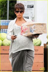 组图：47岁哈利贝瑞挺硕大孕肚亲自开车搬杂物