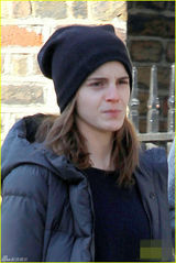 组图：艾玛-沃特森素颜外出 手握培根展居家范