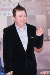 组图：文隽携小女孩走红毯 萝莉呆萌翘莲花指