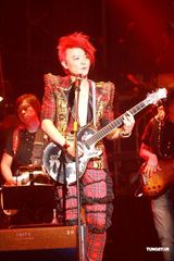 高清图：F.I.R.首登红馆意犹未尽 华丽造型震撼视觉