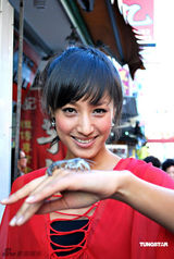 幻灯图：蒋怡主持美食节目 踏上怀旧之路尝传统小吃