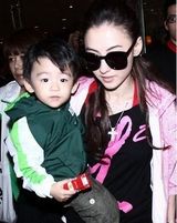 张柏芝穿睡衣享亲子时光 Lucas骷髅装得意抢镜