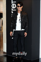 组图：车胜元韩佳仁宋钟基等出席服装新品发布会