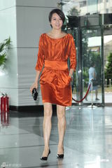 组图：梁咏琪为新人证婚 大方祝福郑伊健