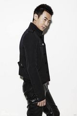 组图：高梓淇拍摄全新秋季写真 展成熟型男魅力