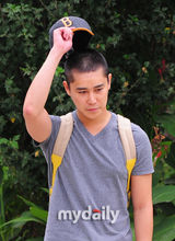 组图：韩星郑泰宇入伍参军 妻儿相送场面温馨