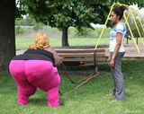 组图:美国胖女臀围达2.1米出行困难 惊呆小伙伴