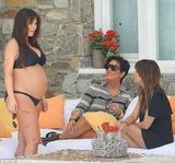 组图：金-卡戴珊比基尼晒巨肚 大方秀丰满上围