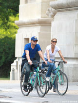 幻灯图：莱昂纳多与女友巴黎街头骑单车 大秀恩爱