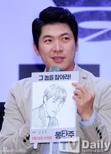 组图：严正花露胸黑裙性感宣传新片《蒙太奇》