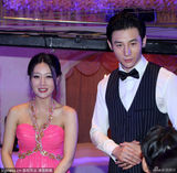 组图：白冰挺大肚结婚 英皇高层送祝福