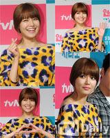 组图：少时秀英宣传《恋爱操作团》豹纹裙霸气