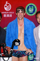 组图：菲尔普斯握高尔夫球杆下水 游泳速度令人惊叹