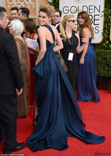 组图：德普女友艾梅柏露背 高开叉礼服秀长腿