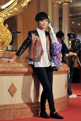 组图：李宇春捧花亮相红毯 揽3奖献唱新歌