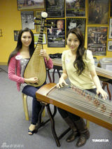幻灯图集：汪圆圆何傲儿扮古典美人 苦练古筝琵琶