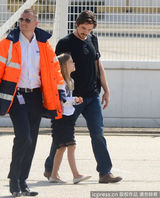 组图：《蝙蝠侠3》主创离开巴黎 海瑟薇边走边聊