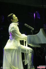 组图：萧敬腾开唱跳骑马舞曝童年照