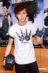 幻灯图集：Twins为个唱彩排 陈伟霆容祖儿探望加油