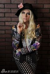 组图：钱妞写真变复古名伶 轻咬手指笑容妩媚