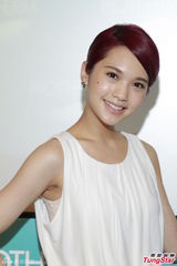 组图：杨丞琳出席活动拒谈感情事赞王子皮肤好