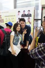 组图：开心麻花出新书 沈腾马丽艾伦等明星签售