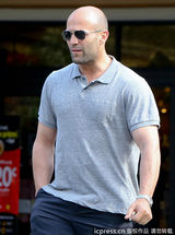 组图：硬汉斯坦森帅气出街 墨镜混搭人字拖