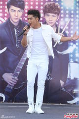 组图：汪东城蔡旻佑台北为电视原声带签唱