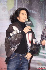 组图：萧敬腾亮相签书会长发飘飘 粉丝挤爆现场