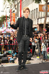 组图：罗志祥高空悬坐 与女舞伴大跳求爱舞